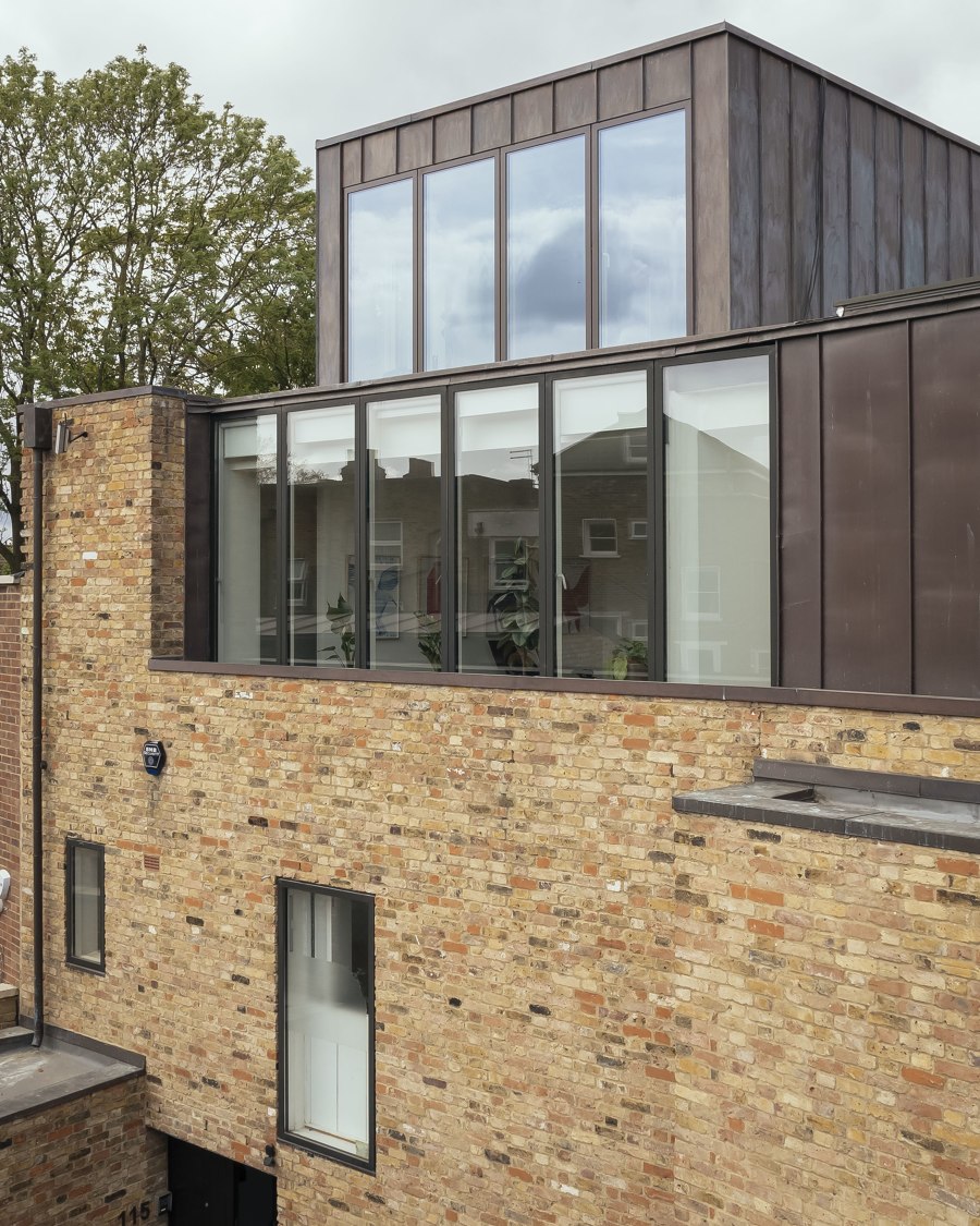 Larch Loft, North London by Whittaker Parsons | Detached houses