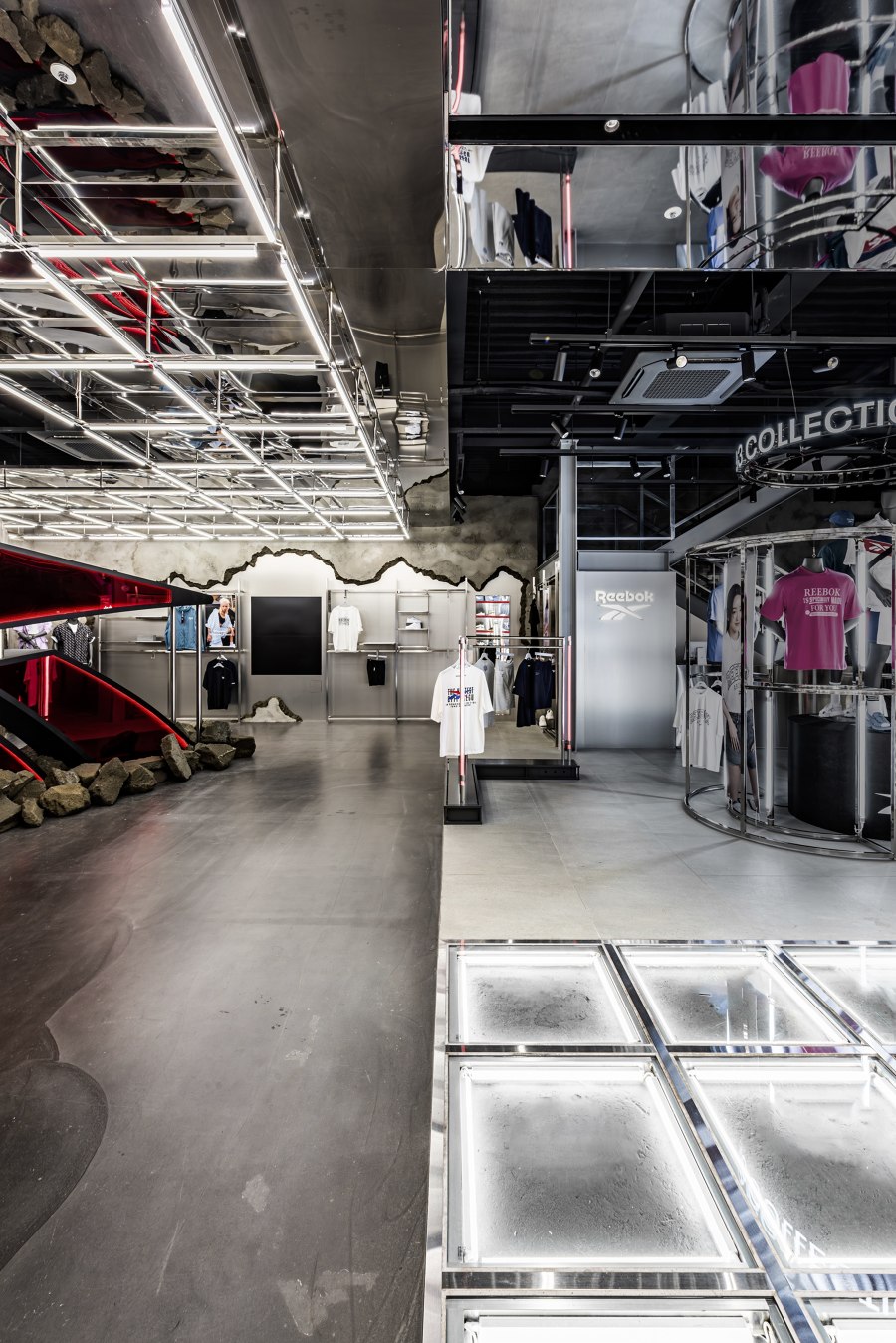 Reebok Flagship Store di NiiiZ Design Lab | Negozi - Interni