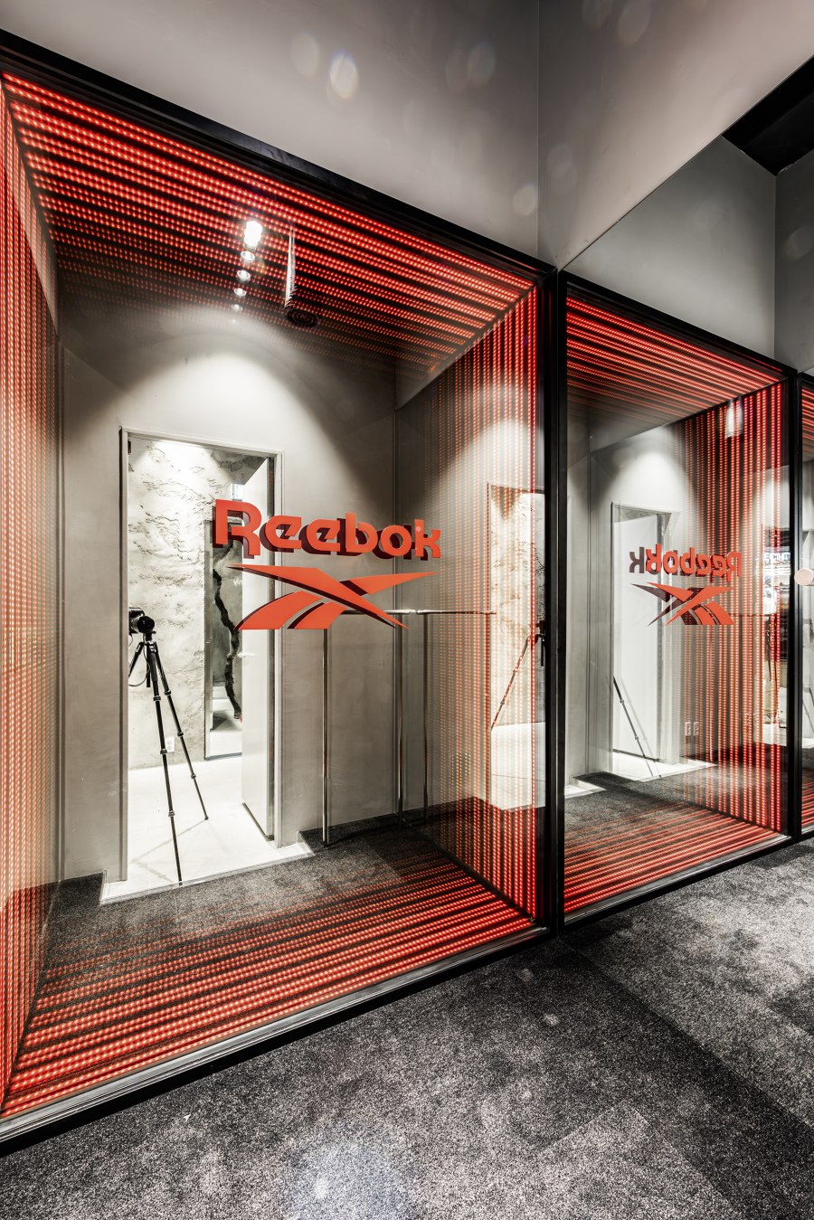 Reebok Flagship Store de NiiiZ Design Lab | Intérieurs de magasin
