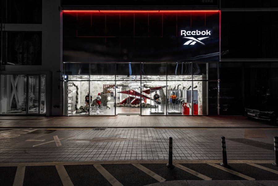 Reebok Flagship Store de NiiiZ Design Lab | Intérieurs de magasin