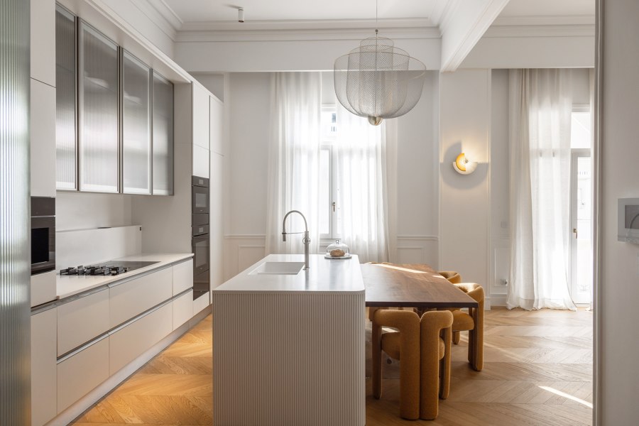 ARI Historic apartment redesign de FLUO | Pièces d'habitation