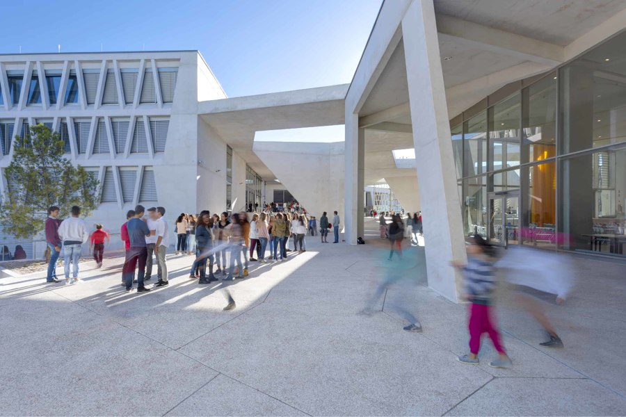 German School Madrid de Grüntuch Ernst Architekten | Escuelas