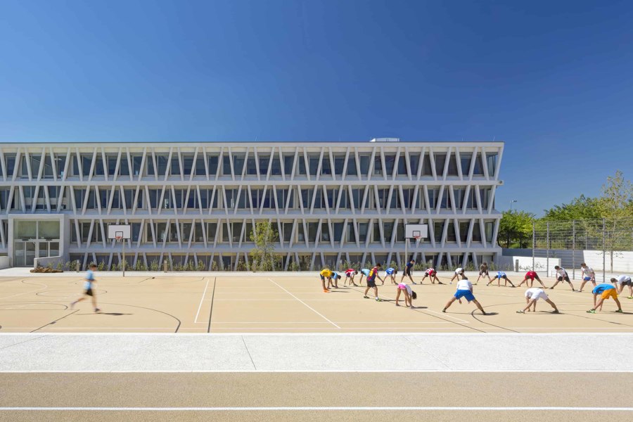 German School Madrid di Grüntuch Ernst Architekten | Scuole