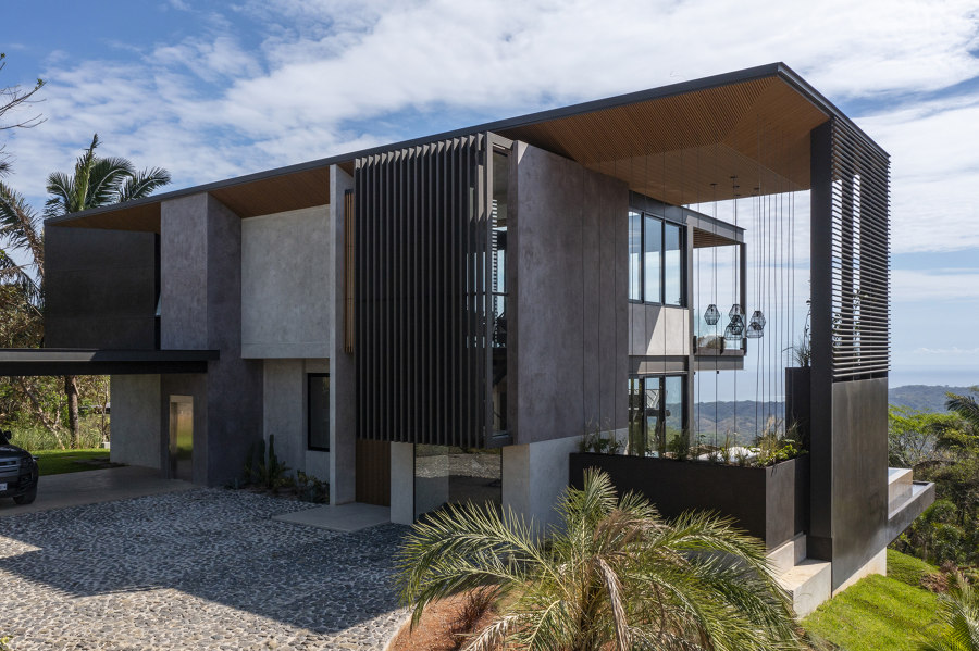 Black Pearl House by QBO3 Arquitectos | Detached houses