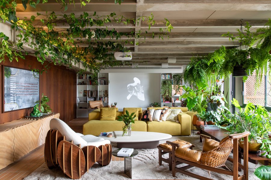 Varanda Apartment by Estudio Guto Requena | Living space