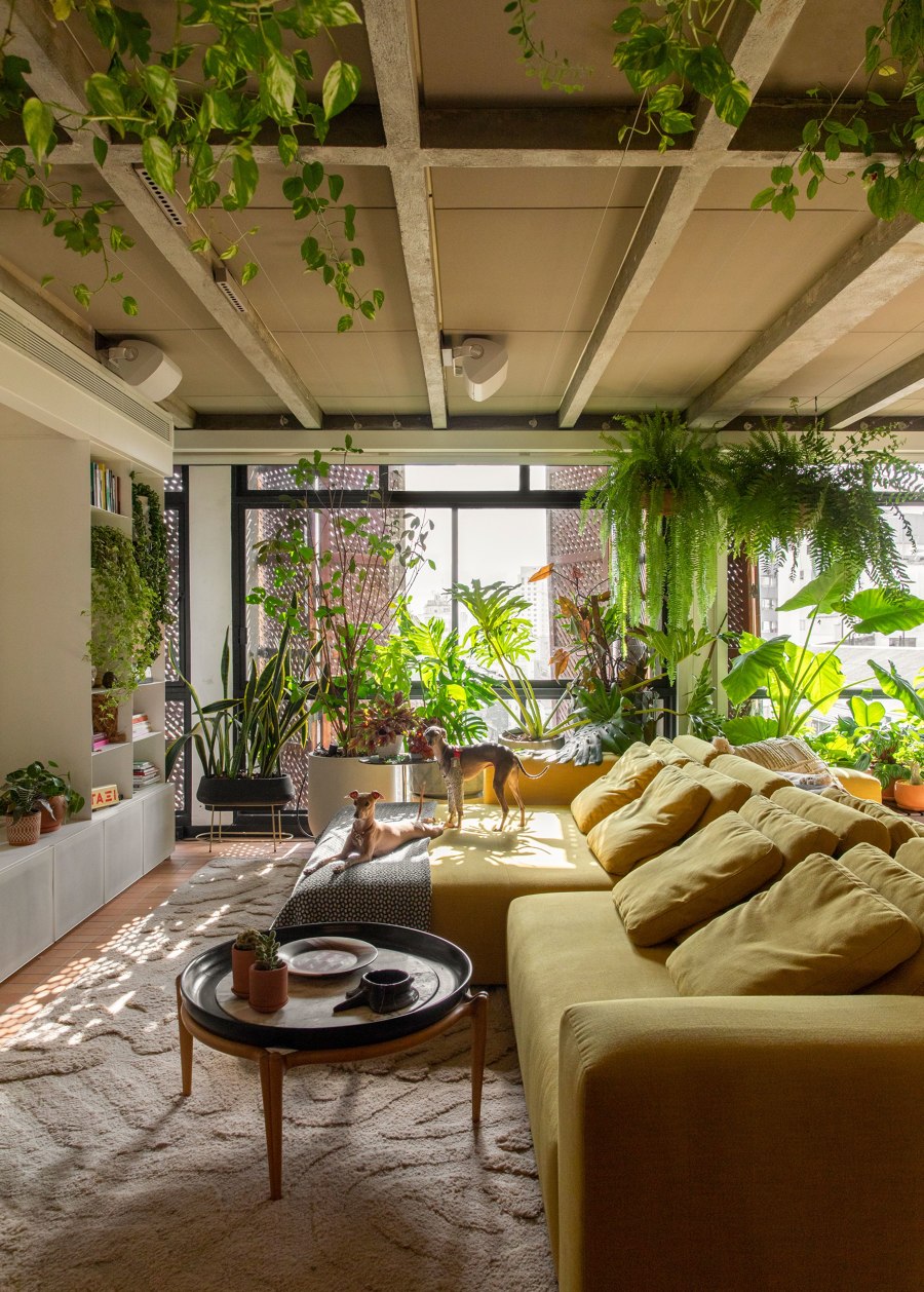Varanda Apartment by Estudio Guto Requena | Living space