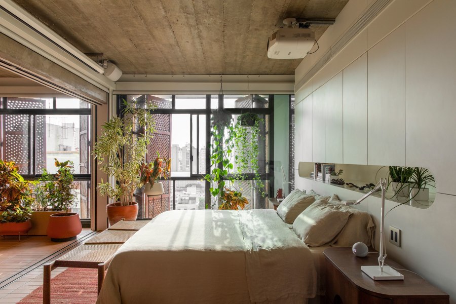Varanda Apartment von Estudio Guto Requena | Wohnräume