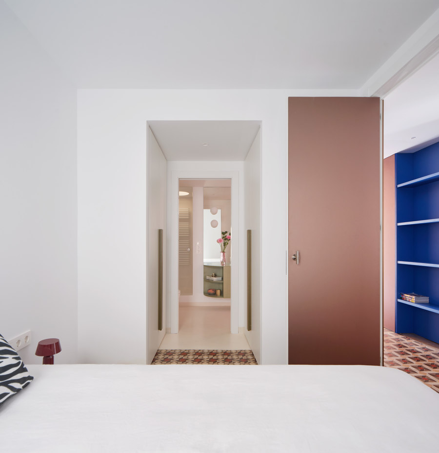 The Rosegold Apartment by Raul Sanchez Architects | Living space