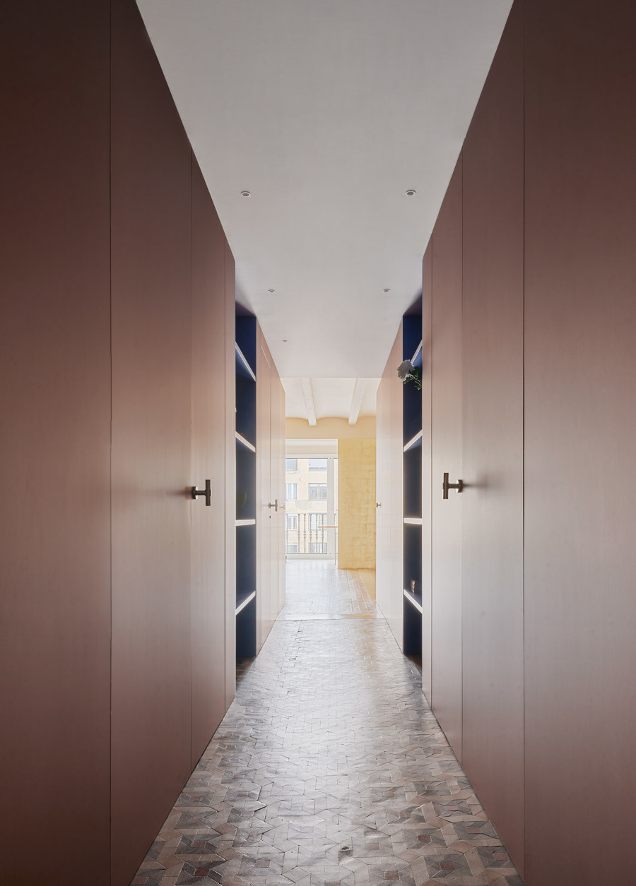 The Rosegold Apartment di Raul Sanchez Architects | Locali abitativi