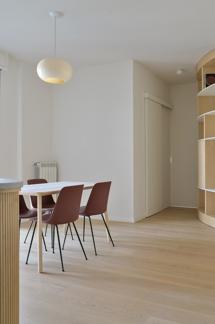 Apartment with a Library di Olbos Studio | Locali abitativi