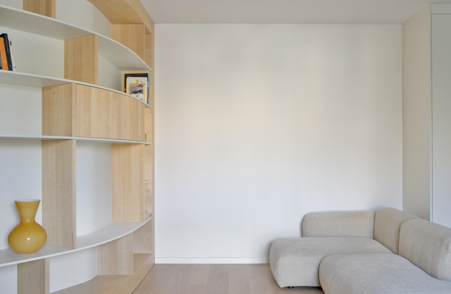 Apartment with a Library von Olbos Studio | Wohnräume