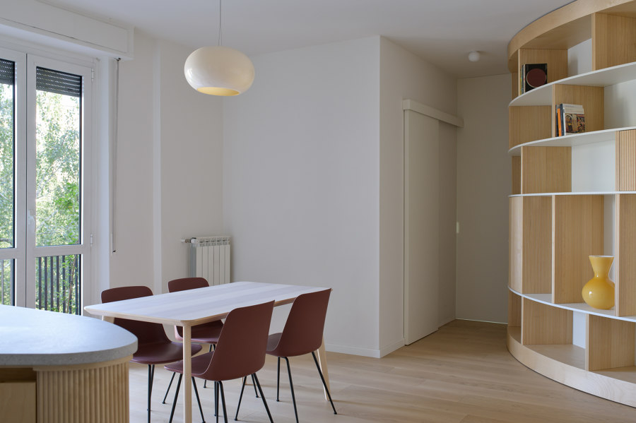 Apartment with a Library von Olbos Studio | Wohnräume