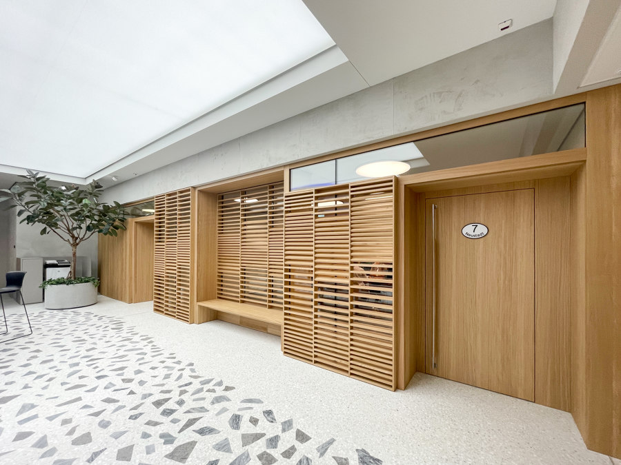 A remodelled customer service hall for Luzerner Kantonalbank (LUKB) by DOBAS AG | Office facilities