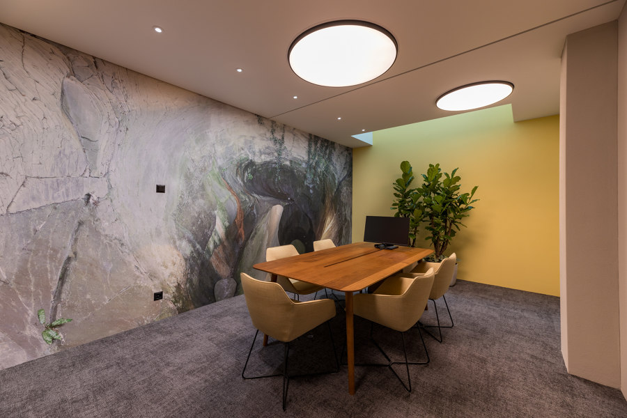 A remodelled customer service hall for Luzerner Kantonalbank (LUKB) di DOBAS AG | Spazi ufficio