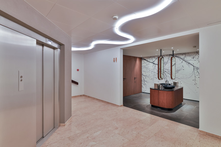 A remodelled customer service hall for Luzerner Kantonalbank (LUKB) by DOBAS AG | Office facilities