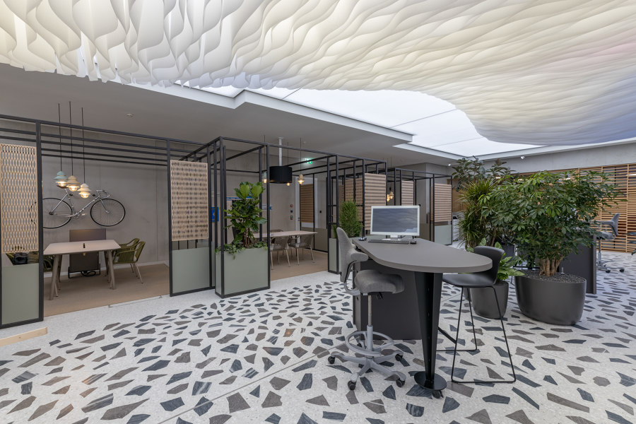 A remodelled customer service hall for Luzerner Kantonalbank (LUKB) di DOBAS AG | Spazi ufficio
