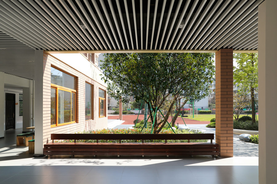 Damin School Renovation: Special Education School Campus Renewal de REAL Architects | Escuelas