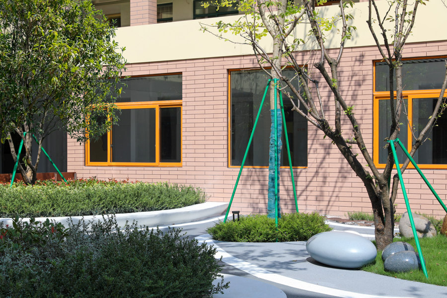 Damin School Renovation: Special Education School Campus Renewal di REAL Architects | Scuole