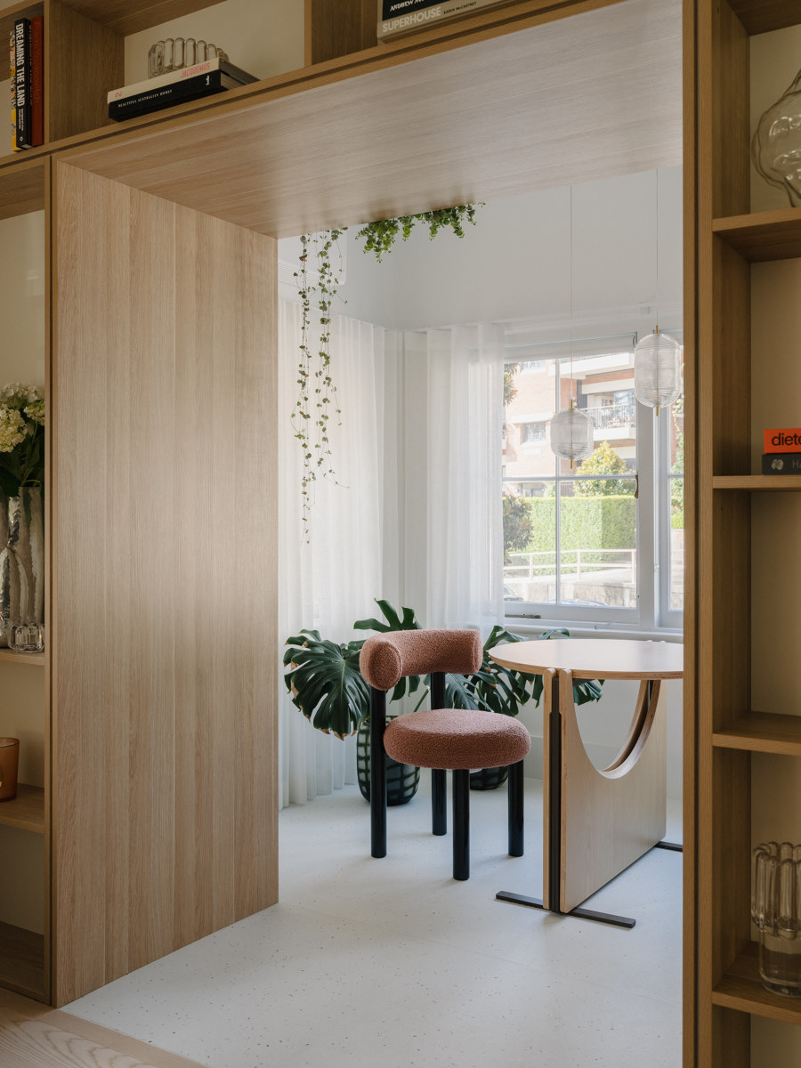 Kirribilli downsize apartment di Tsai Design | Locali abitativi