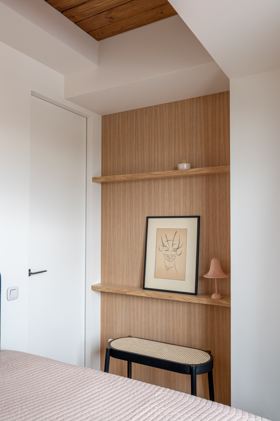 Pied-à-Terre With a Lot of Wood di Yana Molodykh | Locali abitativi