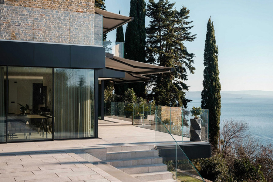 Under the shade of T-Hide: a charming patio overlooking the Gulf of Trieste | Manufacturer references | Pratic