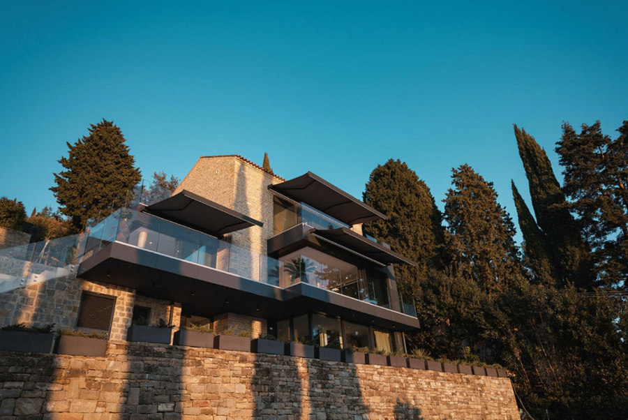 Under the shade of T-Hide: a charming patio overlooking the Gulf of Trieste di Pratic | Riferimenti di produttori