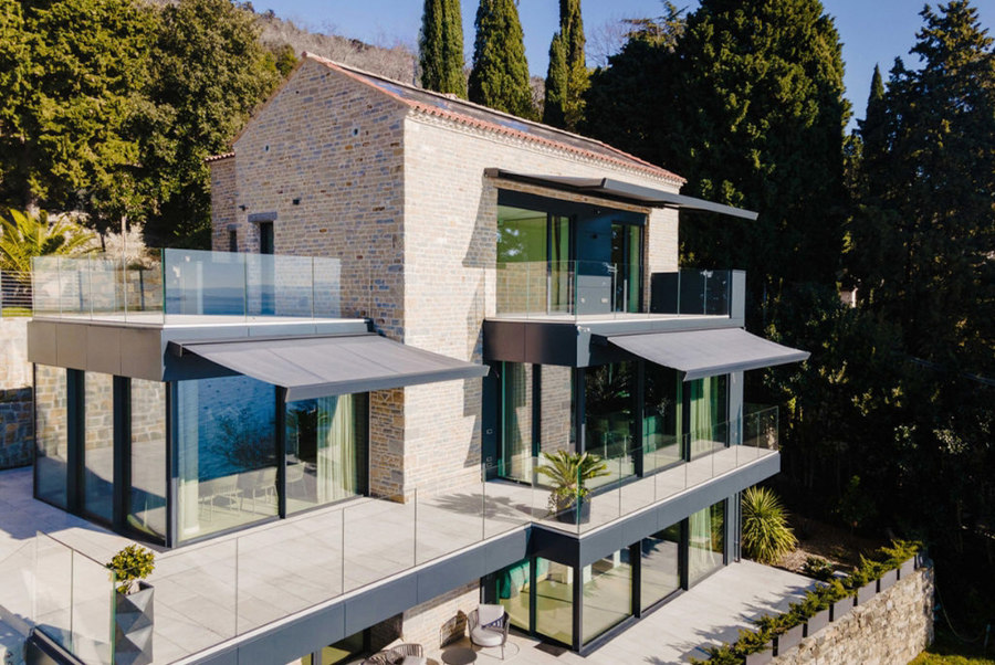 Under the shade of T-Hide: a charming patio overlooking the Gulf of Trieste | Herstellerreferenzen | Pratic