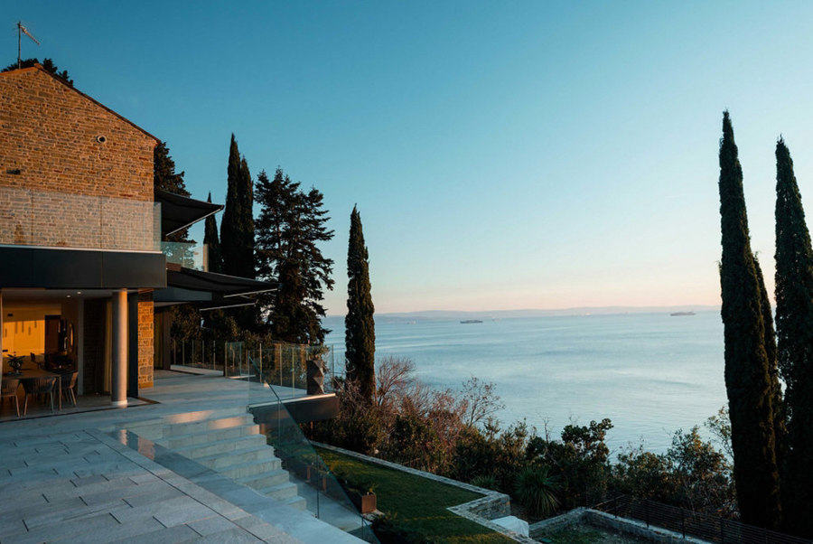 Under the shade of T-Hide: a charming patio overlooking the Gulf of Trieste von Pratic | Herstellerreferenzen