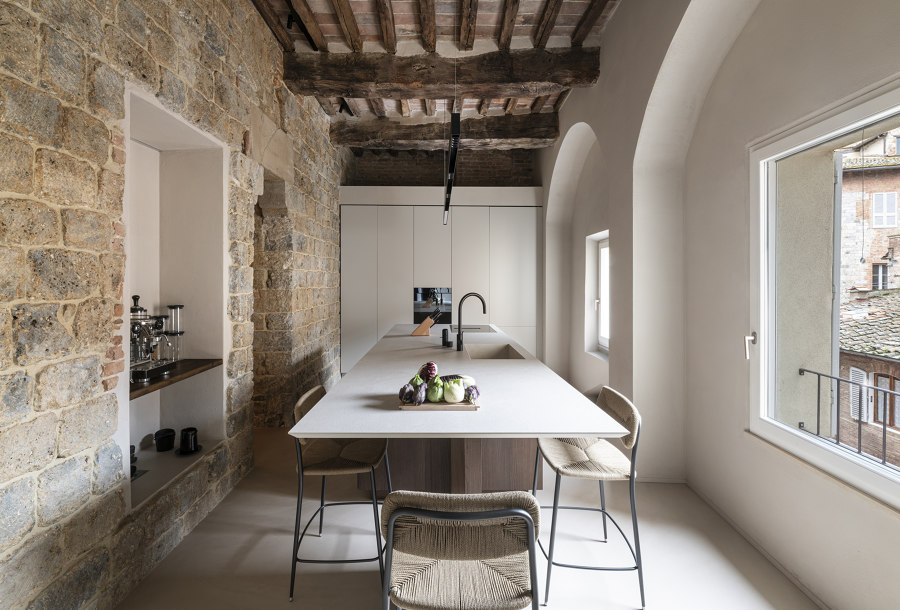 Apartment inside a Medieval Tower von CMTarchitetti | Wohnräume