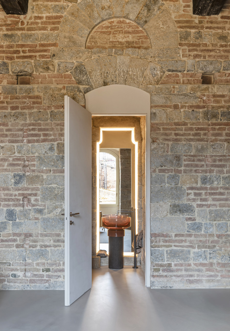 Apartment inside a Medieval Tower von CMTarchitetti | Wohnräume