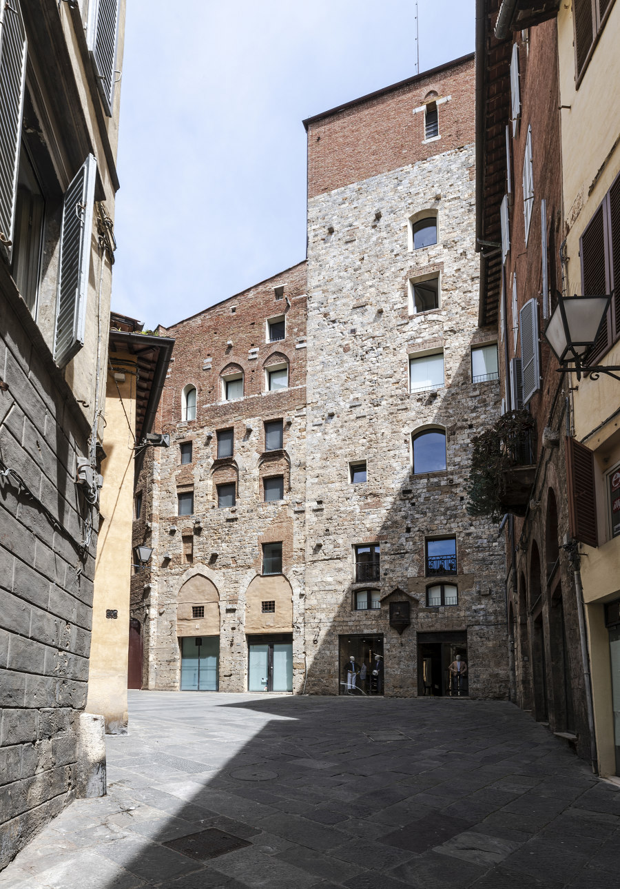 Apartment inside a Medieval Tower von CMTarchitetti | Wohnräume