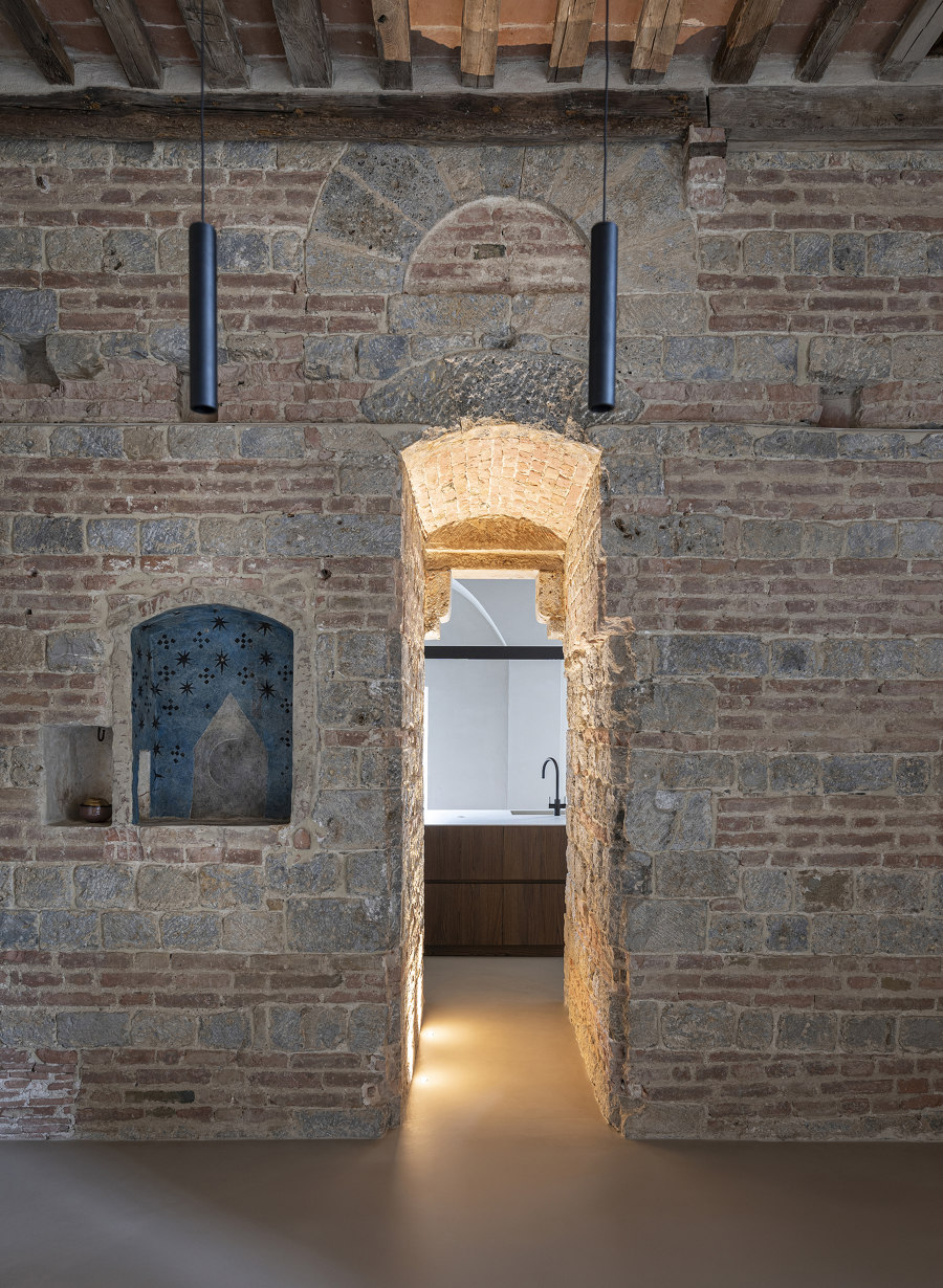 Apartment inside a Medieval Tower von CMTarchitetti | Wohnräume