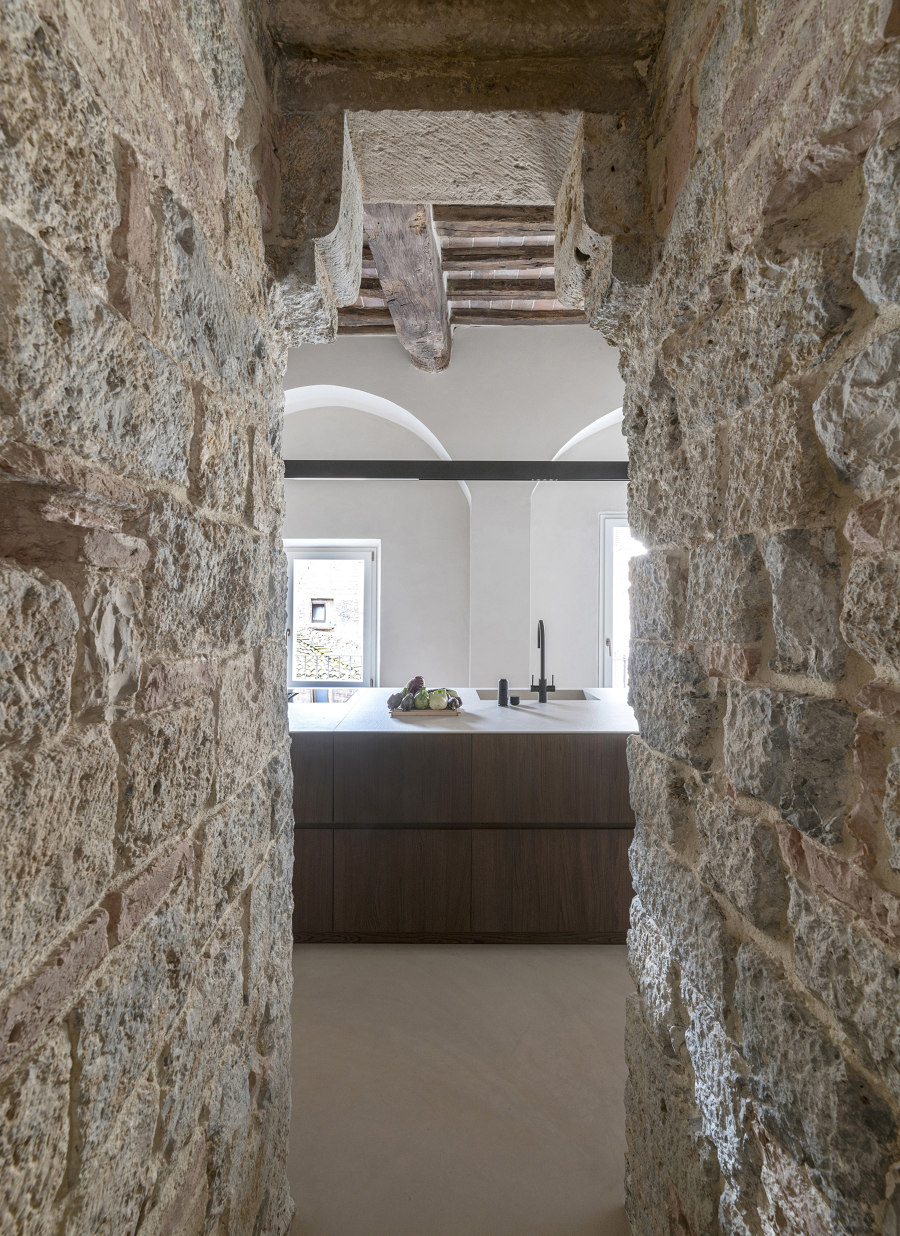 Apartment inside a Medieval Tower von CMTarchitetti | Wohnräume