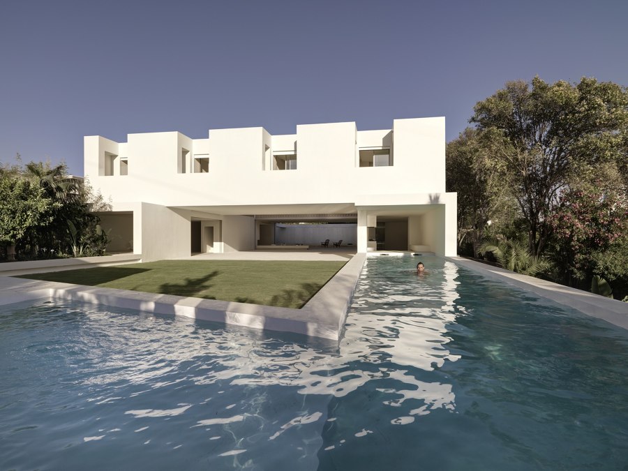 Los Limoneros | House over a garden by gus wüstemann architects | Detached houses