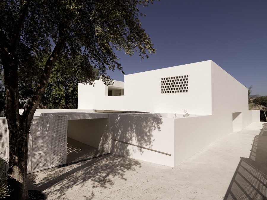 Los Limoneros | House over a garden by gus wüstemann architects | Detached houses