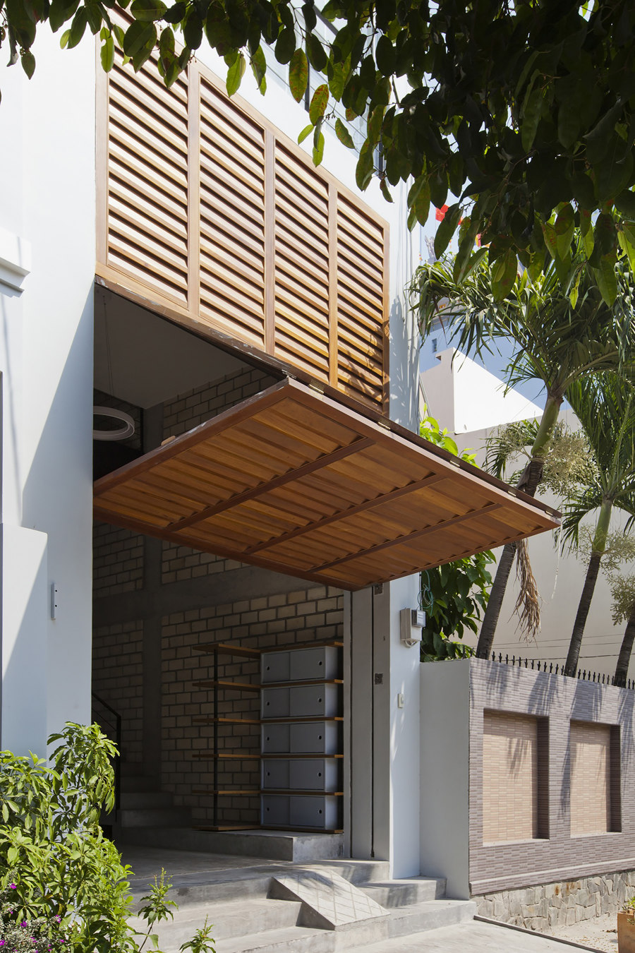 Townhouse with a Folding-Up Shutter von MM++ Architects | Zweifamilienhäuser