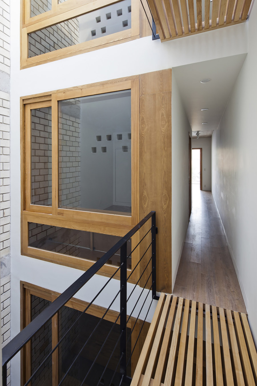 Townhouse with a Folding-Up Shutter di MM++ Architects | Case bifamiliari