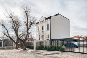 White Concrete Old House | Casas Unifamiliares | I/O architects