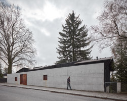 House Behind the Wall | Case unifamiliari | Mjölk architekti