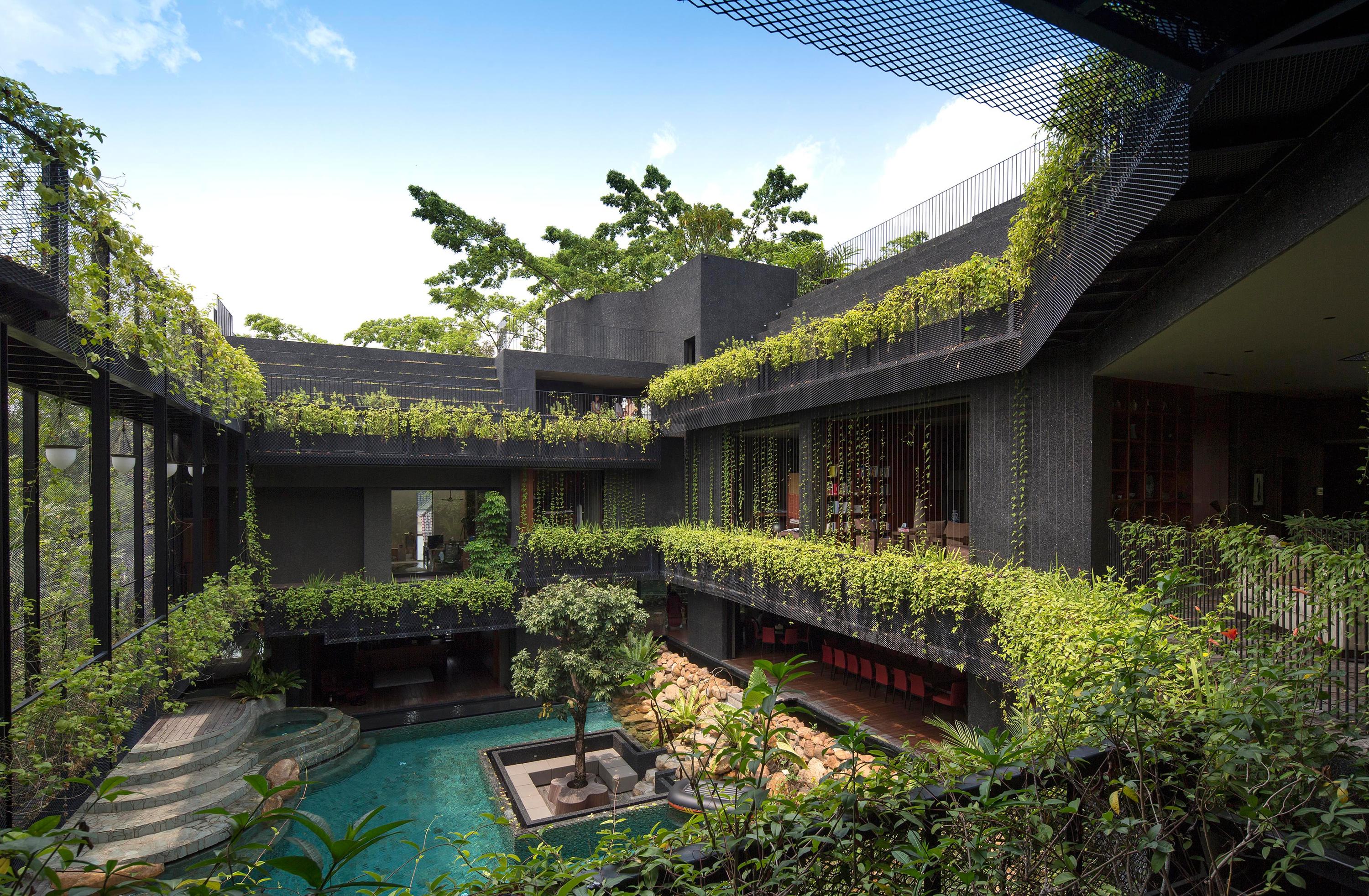 Сад на крыше. Дом Meera House, Сингапур. Корнуолл Гарденс. Зеленые крыши Сингапура. Дом с зеленой крышей и садом.
