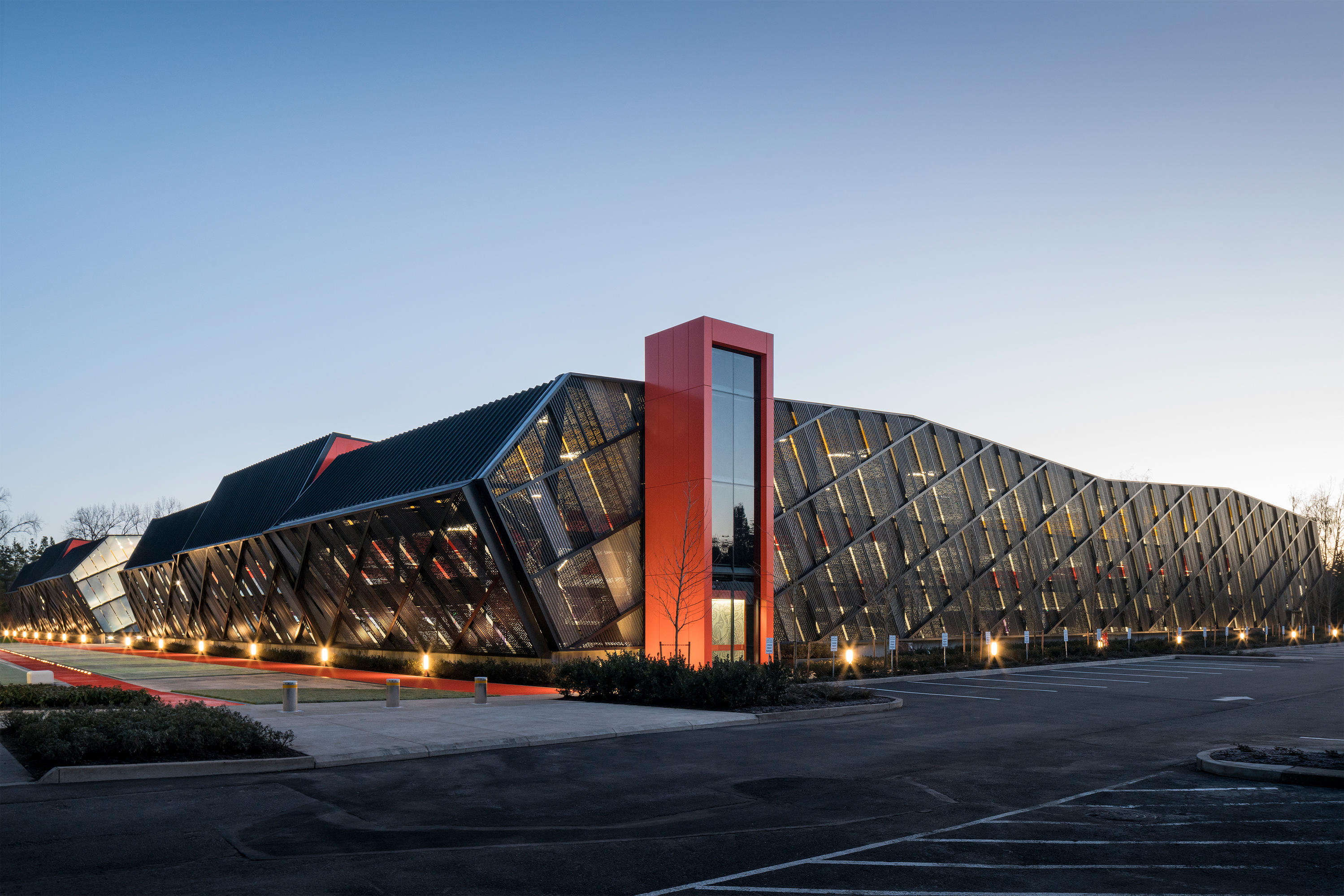 Isolator vertrekken presentatie LA Garage at Nike World Headquarters by SRG Partnership | Infrastructure  buildings