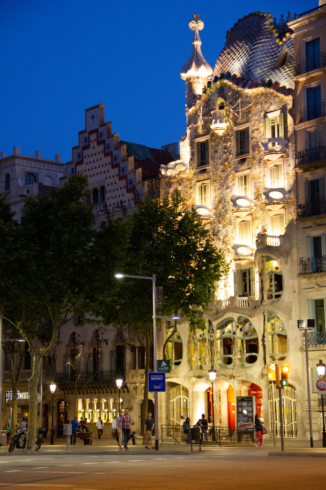 Passeig de Gràcia: The attraction of Barcelona's favourite street - Sivoris