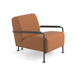 Colubi lounge chair with wooden armrest | Armchairs | viccarbe