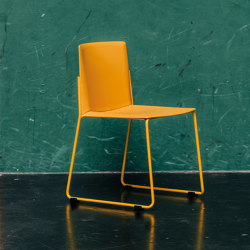 Stuhl Ema mit Kufengestell und geschlossener Rückenlehne | Chairs | ENEA