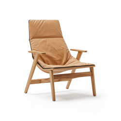 Ace lounge with wooden base & armrest | Poltrone | viccarbe