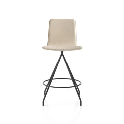 Klip stool - swivel base counter height & smooth upholstery | Sgabelli bancone | viccarbe