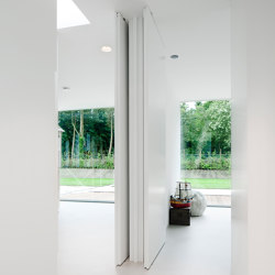 System M | White Pivot Door | Hinged door fittings | FritsJurgens