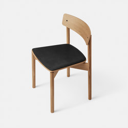 T01 | Cross Chair Oak Matt lacquer Black Leather Dunes | stackable | TAKT