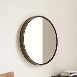 Parentesi - round mirror with ceramic frame | Specchi da bagno | NIC Design