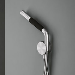 Q | Hand shower with bracket and water connection. | Shower controls | Quadrodesign